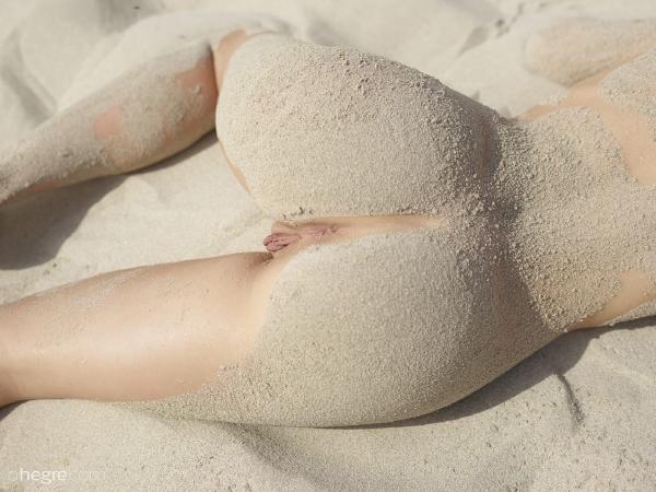 Jenna nus sur la plage #20